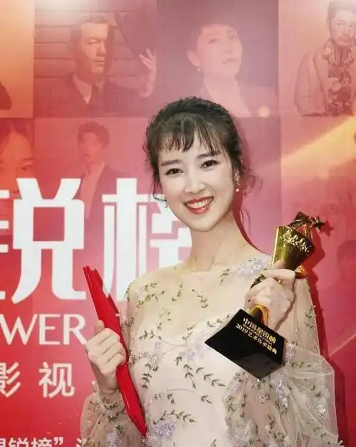 回顾奚望:在继父刘之冰支持下离婚,带着女儿的她,现在怎样了?