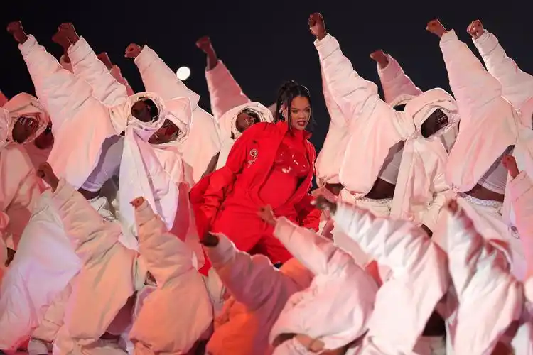 rihanna超级碗中场秀表演图_高清图集_新浪网