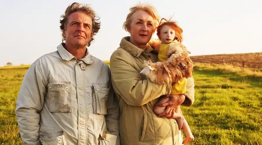 《会飞的小精灵》夫妻两人捡到奇怪弃婴