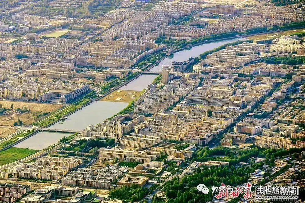 坐直升机从空中俯瞰敦煌城市街景 (每日甘肃网)