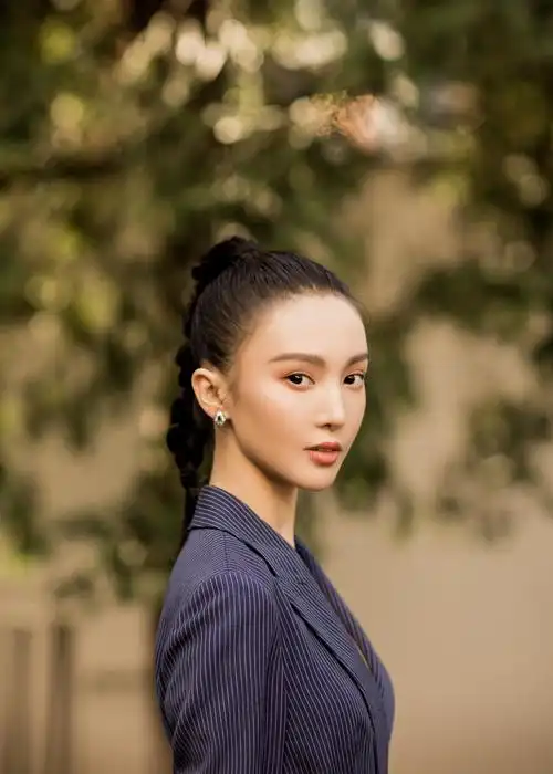 金晨惬意亮相米兰时装周秀场"变装"玩转西装型格