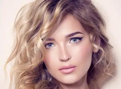 短发自然卷发型女生 时尚利落不臃肿