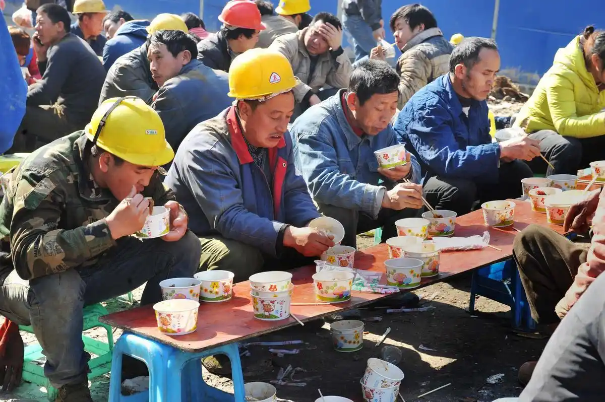 贵阳数百农民工寒风中露天吃午餐
