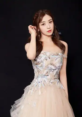 张含韵是真正在逃公主!穿香槟色刺绣纱裙好优雅,妥妥的人美歌甜_手机