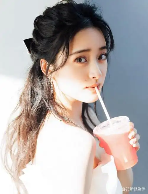 沈月白纱长裙造型大片来袭,长发造型的她也太可了