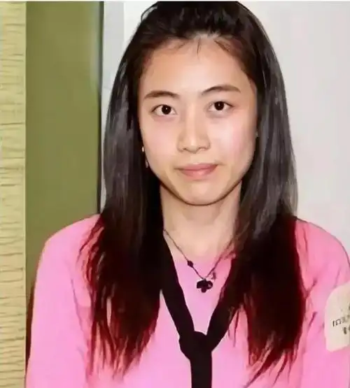 44岁甘比晒近照,贵气与恬淡并存,与何超琼平起平坐成人生赢家