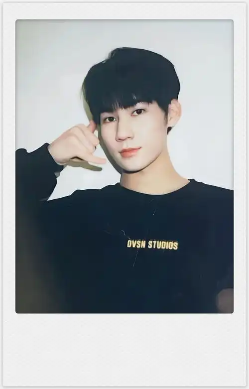 张真源拍立得合集来了