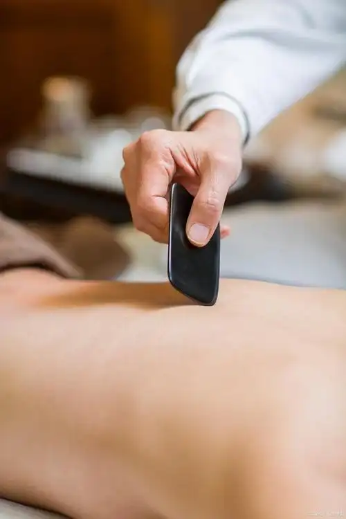 肺功能好不好,刮刮后背就知道?教你一个简单动作给肺"洗洗澡"