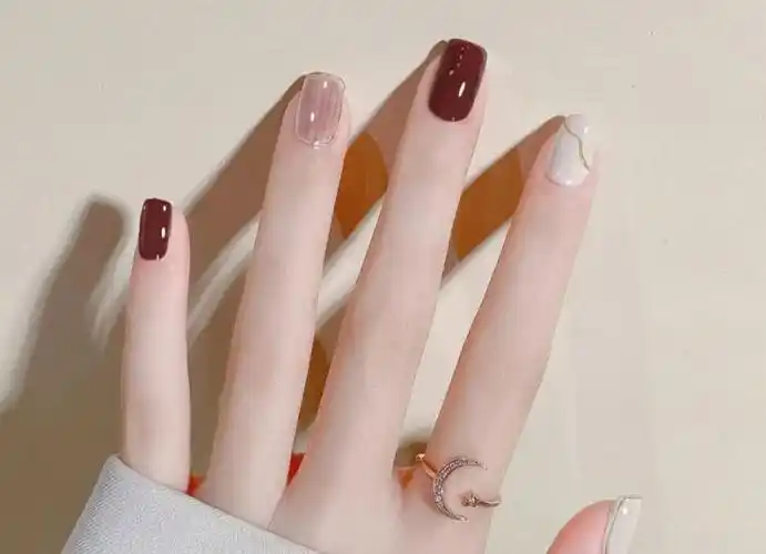 2021最新款深秋气质酒红显白晕染跳色美甲图