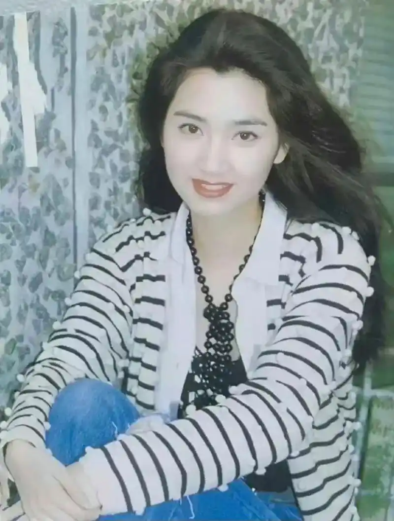 洪欣年轻的时候是真的美,感觉不比李嘉欣差,而张丹峰是眼睛没看清才会