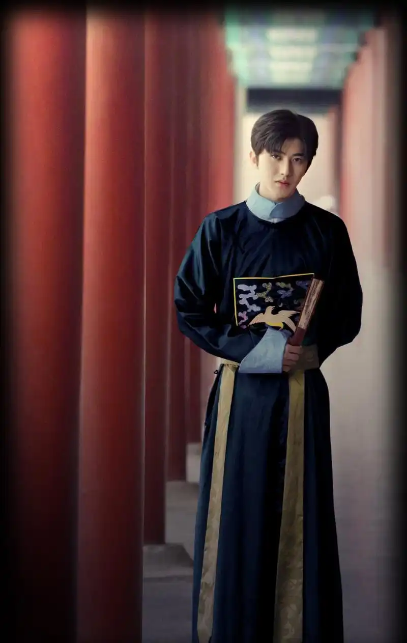 蔡徐坤首次尝试古装造型,一身宫廷长袍气质佳,你给他打多少分?