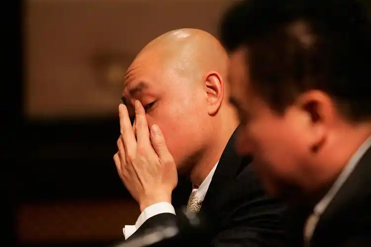 黄光裕的光头形象让别人看到了一个更加犀利的黄光裕,他不仅是商界好