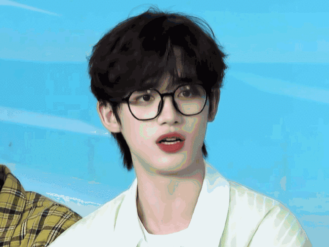 丁程鑫戴黑框眼镜