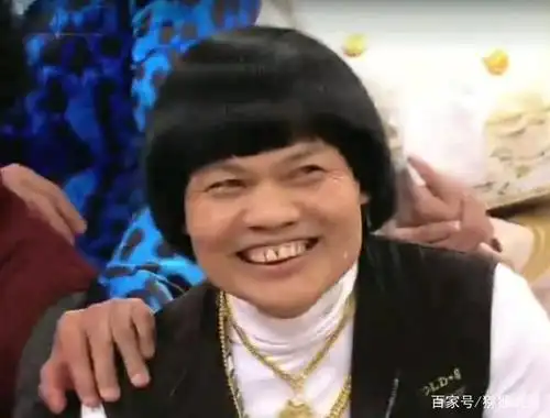 他是被周星驰捧红的"最丑男星",可再看他儿子,帅到不敢认!