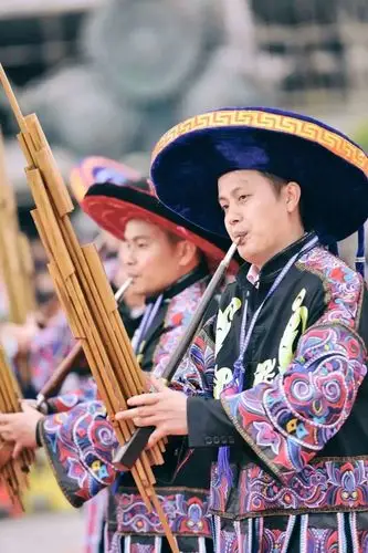 由于西部苗族在国外有分布,国外苗族的服装变化速度极快,进而影响到