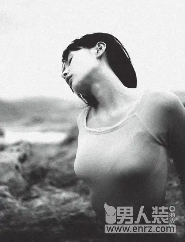 王子文上《男人装》大秀性感:这个曲妖精一点都不简单!