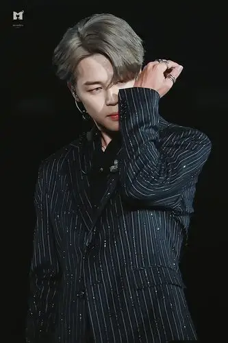 " 朴智旻无言将西装披在她后背盖在