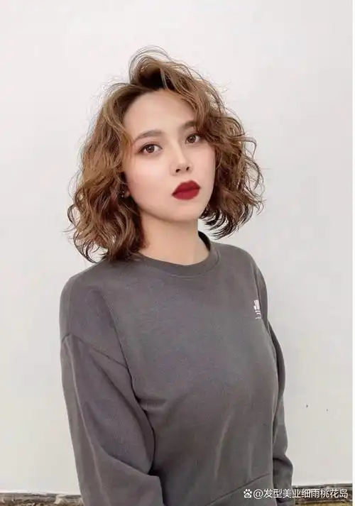 短发发型有众多款,小甜甜短发发型线条都是清晰有型,简约又时尚,发型