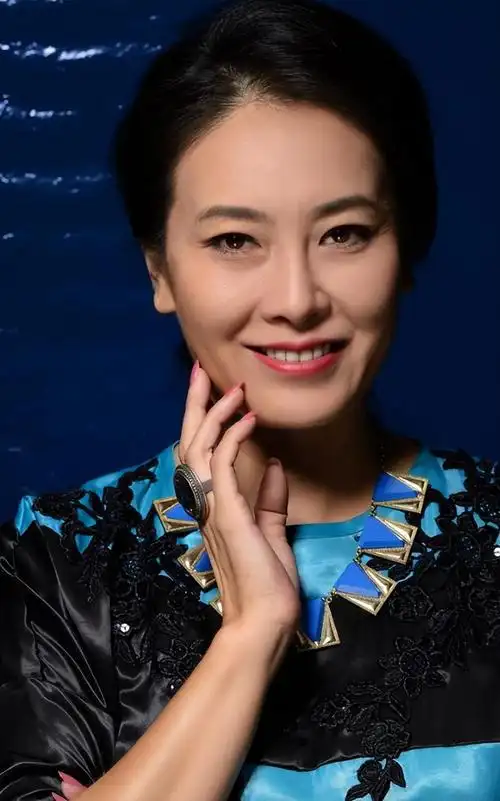 贾妮的名声逐渐传播开来,成为了家喻户晓的知名女演员