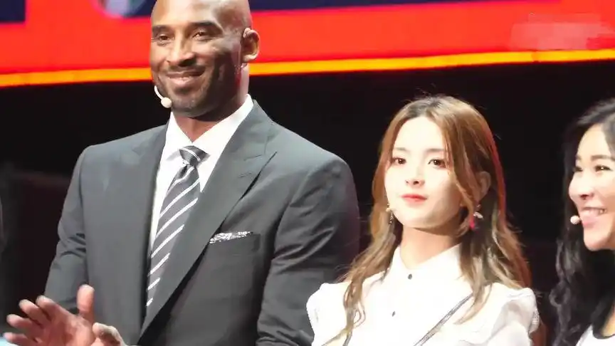 科比杨超越同框出席男篮世界杯抽签这瞬间太美了