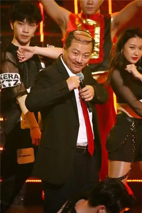 唐鉴军的负心情史,与原配离婚娶搭档,53岁和小美女牵手再起风波_孙