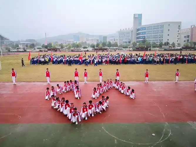 队形变幻多姿,一会儿围成圆圈,一会散开成一字.