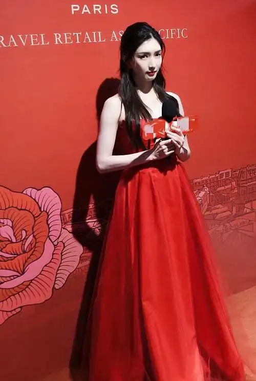 江疏影气场全开难招架,身穿礼服直角肩好显眼,真是优雅又性感