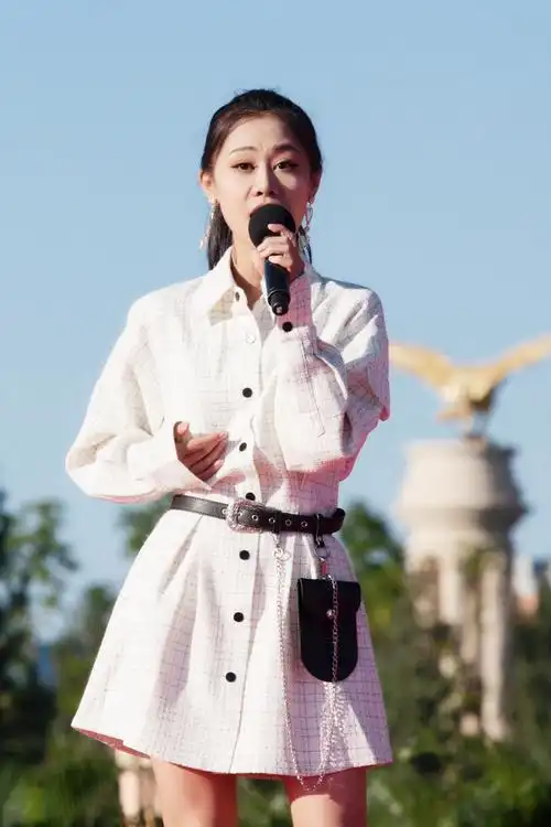 近日,中国内陆女歌手,词曲唱作人,制作人梦然受邀参加央视《唱响新