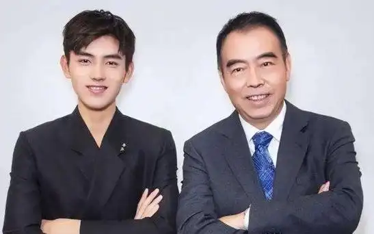 陈飞宇作为陈凯歌的儿子,一出道便担任男主角,并且能够轻松出演自己