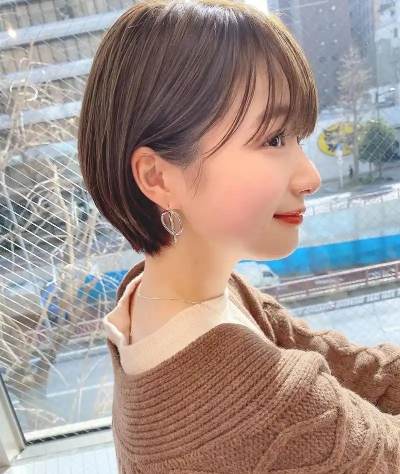 日本发型师分享好看短发的要诀!发尾外卷,耳下2cm轮廓是关键_头发