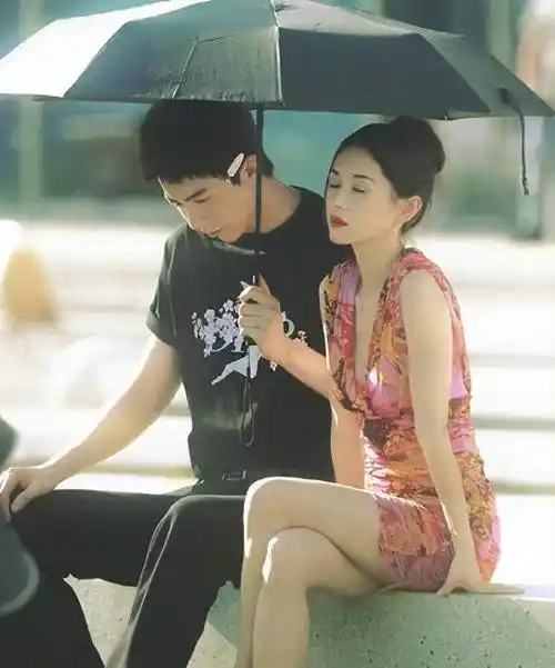 刘宇宁携王子文现身公园,女方坐男方腿疑走光,30cm身高差像父女_网友