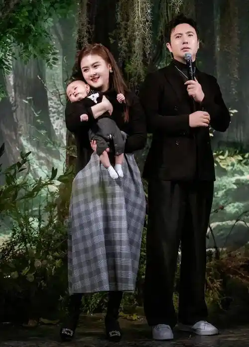 沈腾一家现身澳门,5岁儿子俏皮活泼,被妈妈王琦连拽带拉推上车_马丽