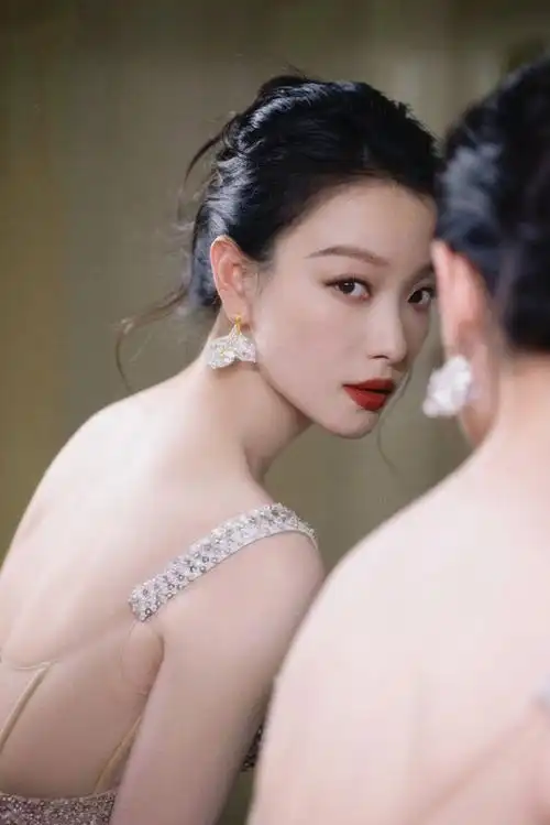 倪妮粉色渐变亮片礼服##倪妮繁星玫瑰妆