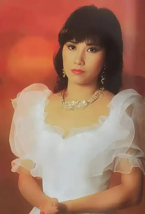 78岁汪明荃开演唱会捞金走路不稳还回馈粉丝网友怒评如潮