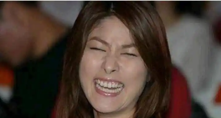 陈慧琳的笑声很滑稽.