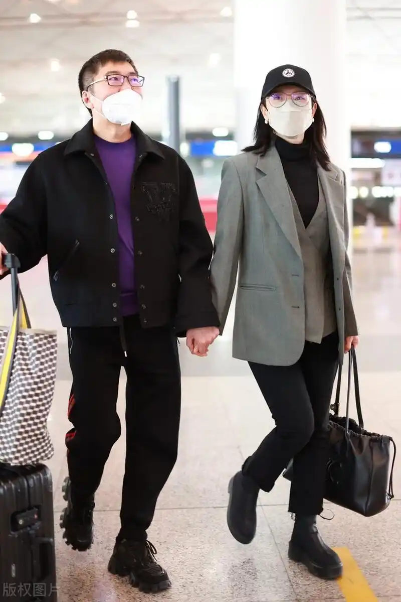 陈数与老公赵胤胤手牵着手出现在北京机场,两位真的是好般配,陈数里面