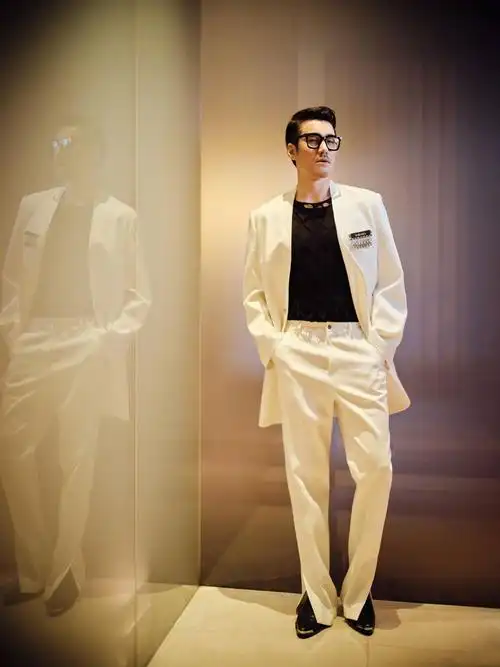 原创51岁胡兵亮相时装周穿半透明打底衫秀身材这造型气场真强