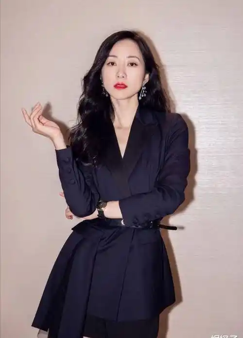 原创韩雪皮衣搭配紧身裤像极了女特工行走的腿精无疑了