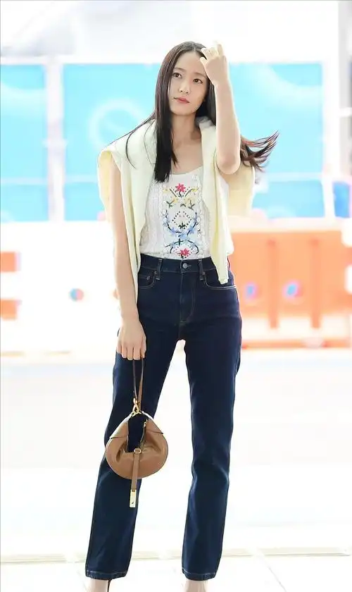 白色的针织吊带清纯又不乏性感,郑秀晶搭配了深色系的牛仔裤,裤子的版