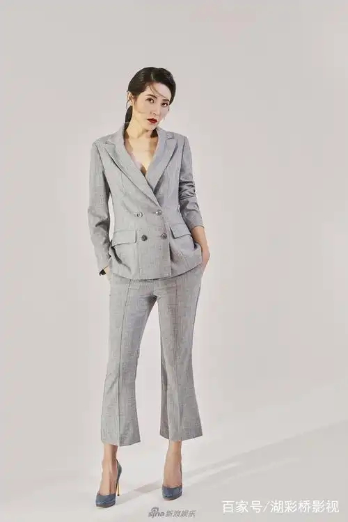 她与章子怡同是中戏"八大金钗"成员,她早期的写真,美出新高度