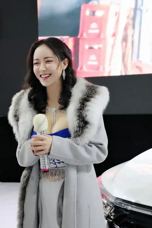 性感女神潘春春毛呢大衣凸显女王范__凤凰网