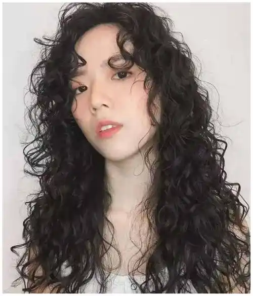 原创女性过了40岁别留直发太显老今年流行烫小卷好洋气