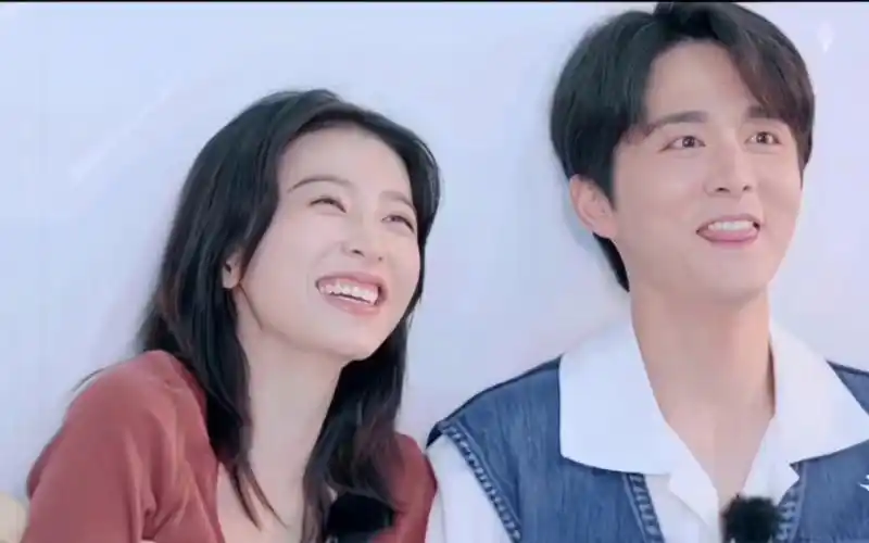 磕晕了,周雨彤让张新成别背她了,养她!