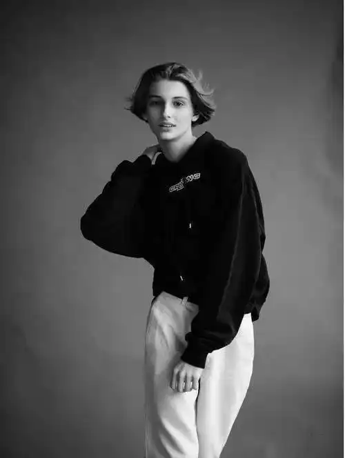 俄罗斯19岁模特长了张雌雄莫辨的俊美脸,简直太油画感!