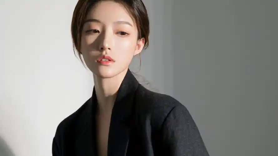 五官精致美女大衣时尚魅力写真