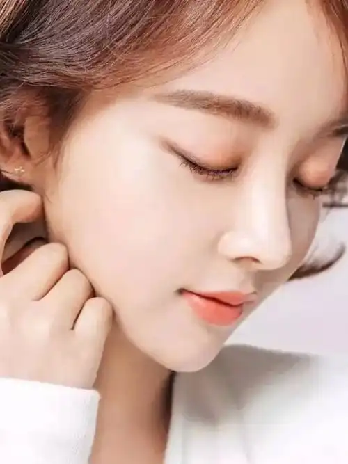 五官丑照_鼻子小嘴大女人的面相_五官好看的明星