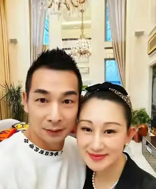 两人结婚后,张丹露放弃自己的事业,回归家庭之中,成为赵文卓背后的