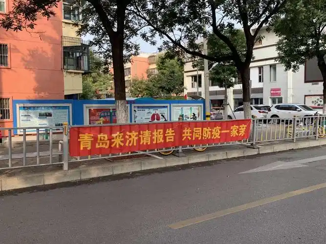 【甸柳新村街道】横幅标语齐上阵,防疫宣传"零死角"