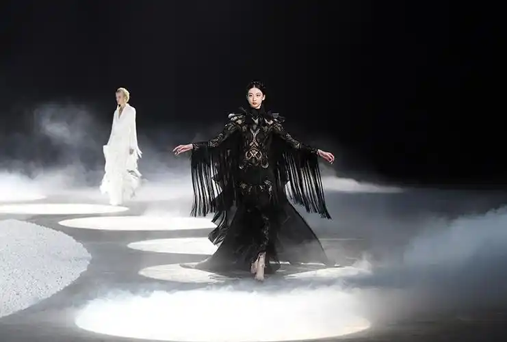 为美而生 高定服饰设计师熊英于东方美学下的造梦之旅