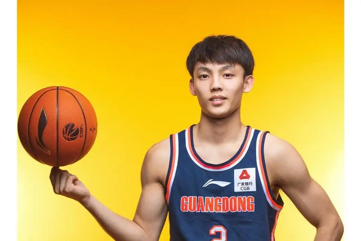 广东队的后卫球员徐杰最近表示赵睿离开球队加入新疆队对他个人来说是